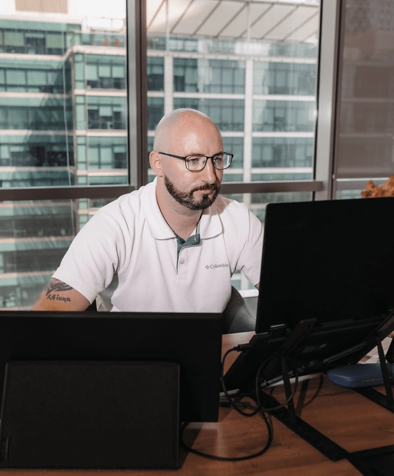 Anthony im Büro