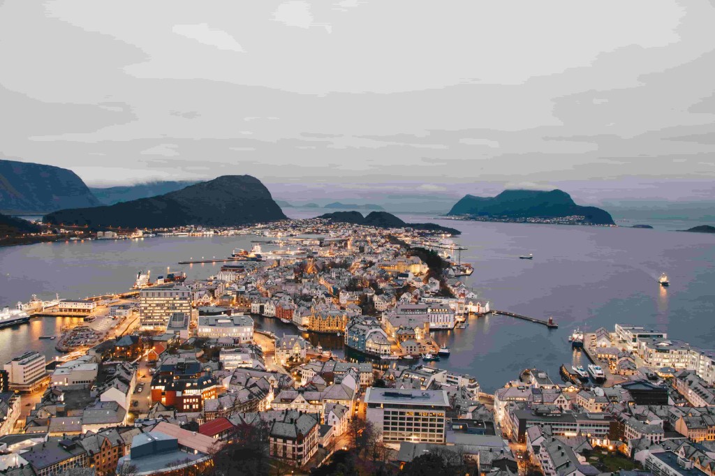 Luftaufnahme von Ålesund, Norwegen in der Dämmerung